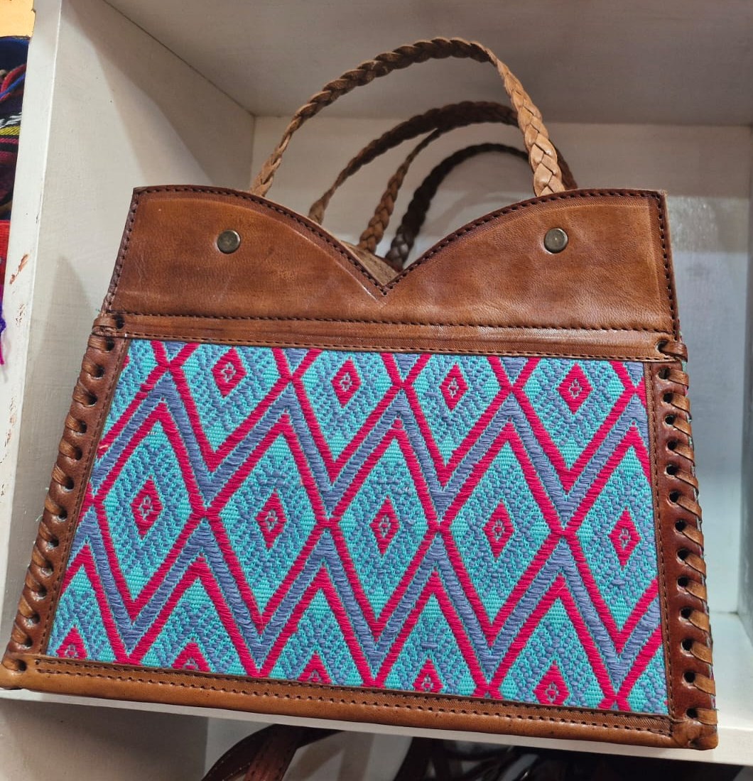 Bolsa brocada turquesa y fucsia con tapa de piel