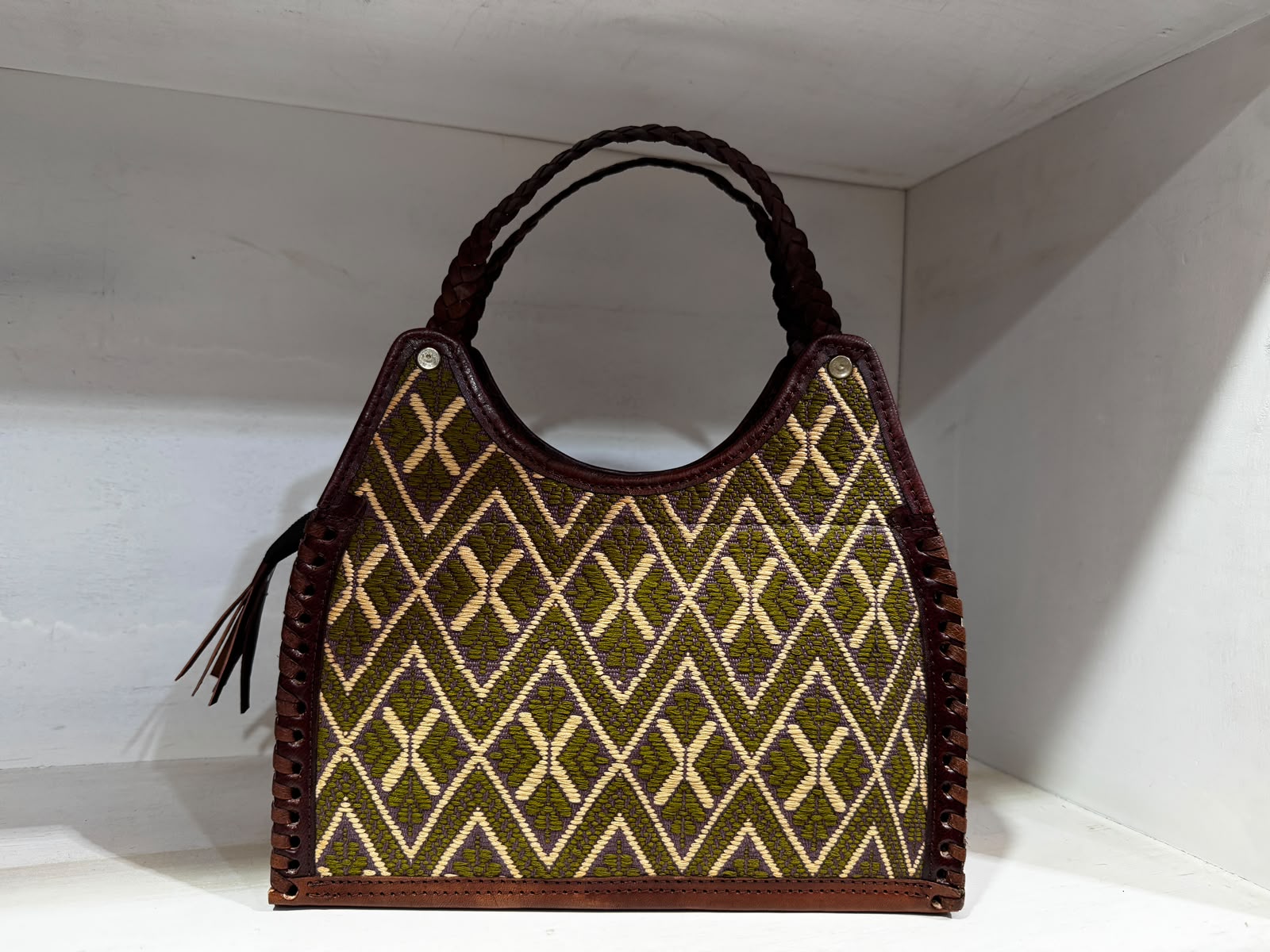 Bolsa tejida verde olivo y crema con asas de piel